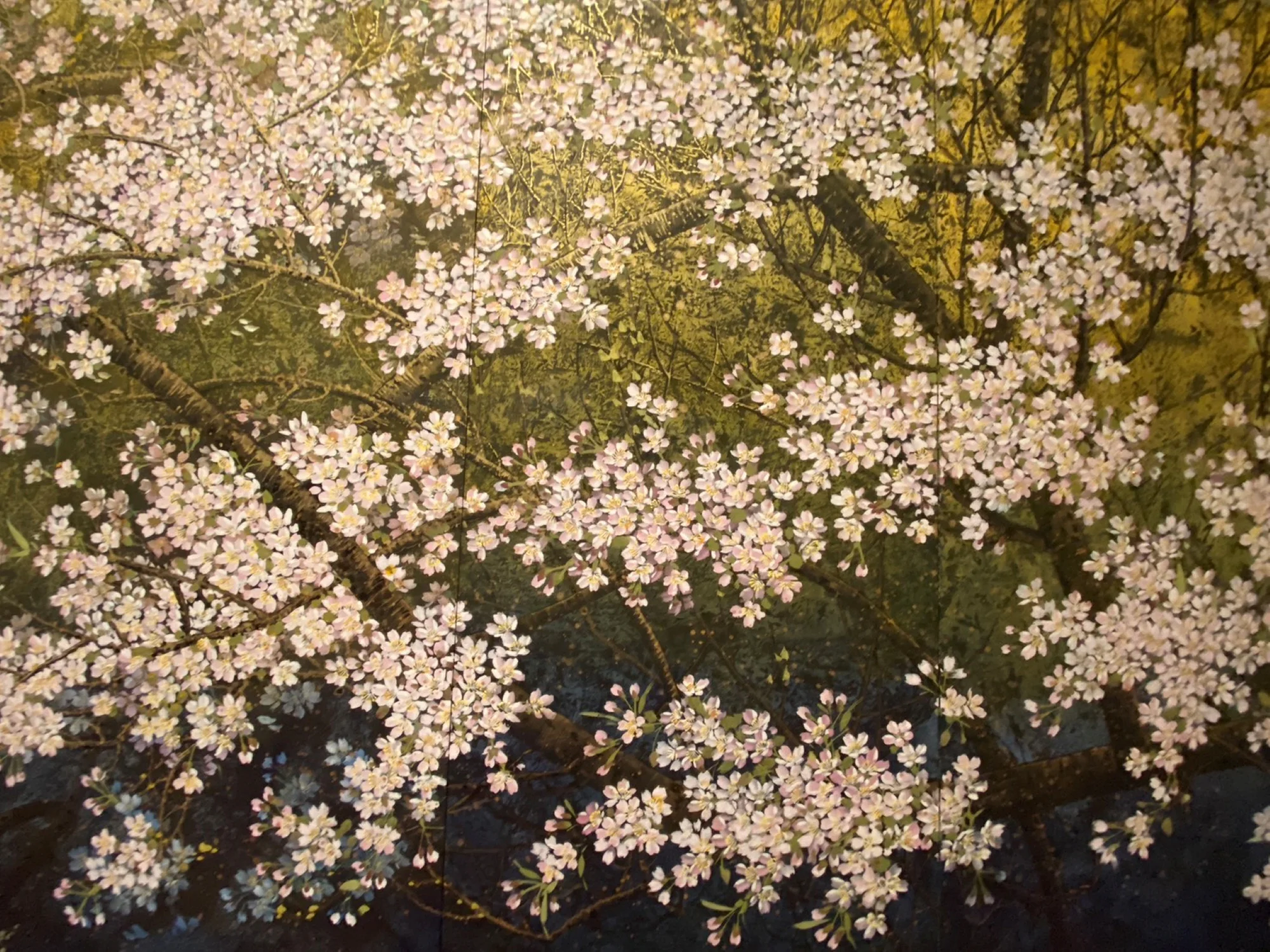館内に展示された花の作品