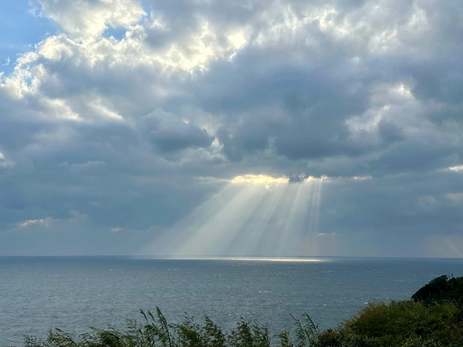海の上に広がる雲と差し込む光