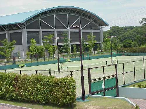 崎戶綜合運動公園的網球場與體育館