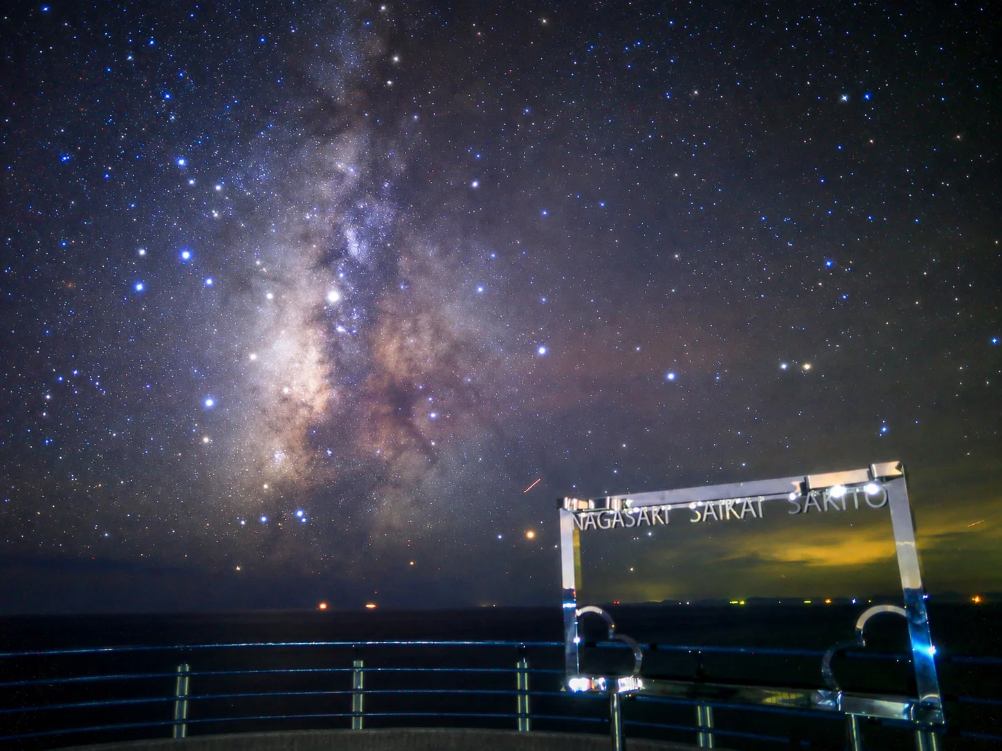 星の見える夜の空と海